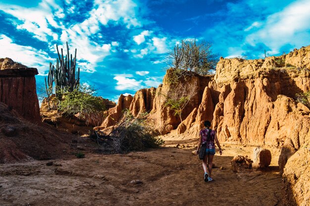 Mujer caminando alrededor de las rocas en el desierto de Tatacoa, Colombia