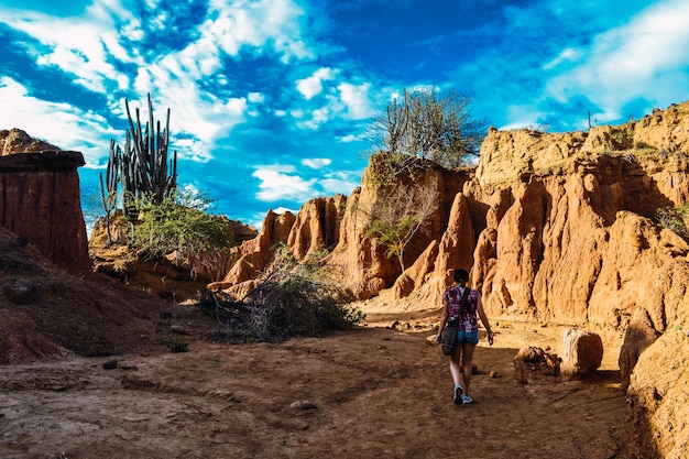 Mujer caminando alrededor de las rocas en el desierto de Tatacoa, Colombia