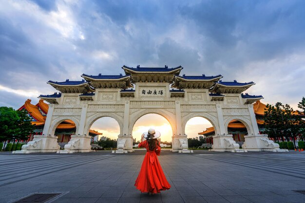 Mujer caminando en Archway of Chiang Kai Shek Memorial Hall en Taipei, Taiwán.