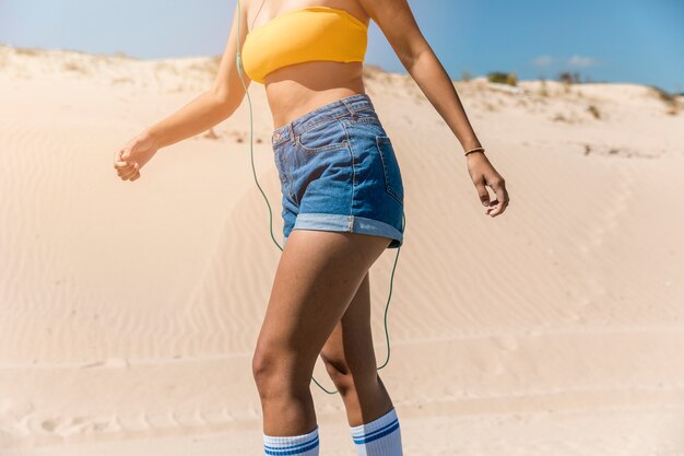 Mujer caminando en la arena