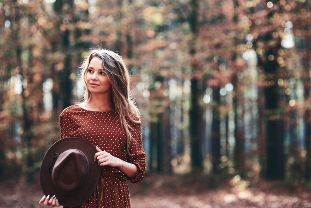 Mujer caminando en el bosque otoñal