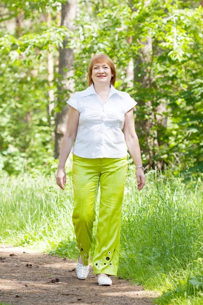 Mujer caminando en el bosque