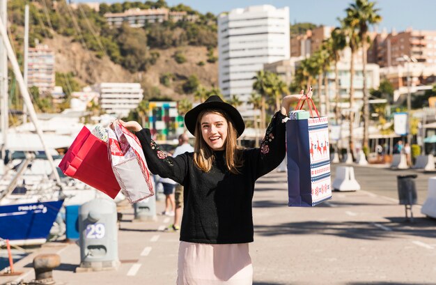 Mujer caminando en la calle con bolsas de compras