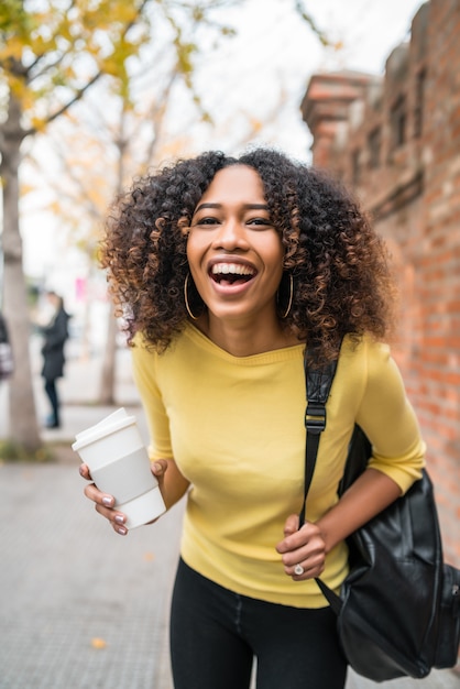 Mujer caminando por la calle