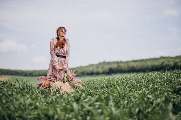 Mujer caminando en un campo con lupinos