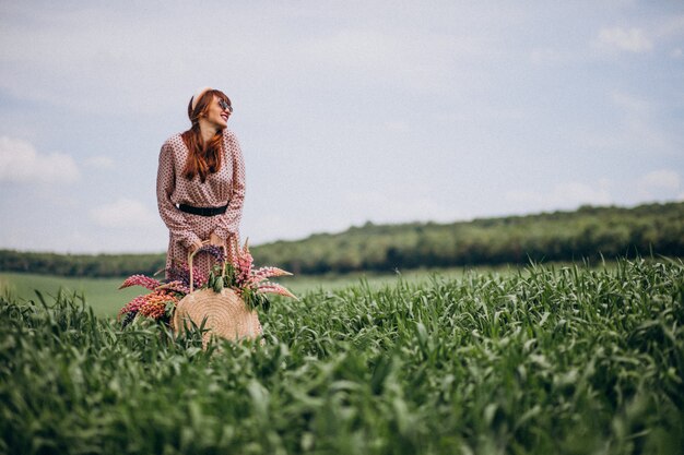 Mujer caminando en un campo con lupinos