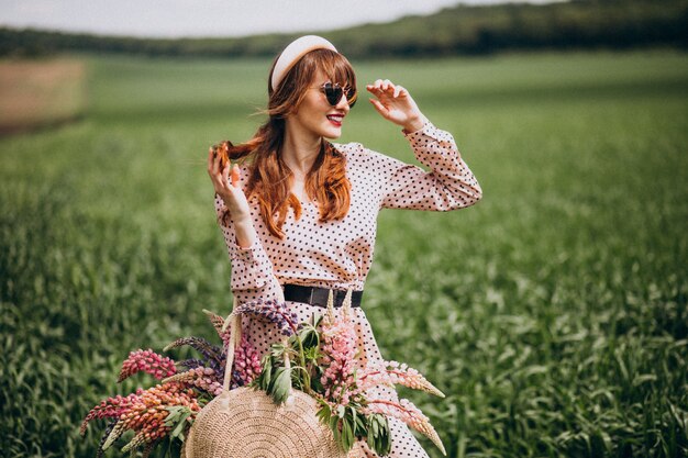 Mujer caminando en un campo con lupinos