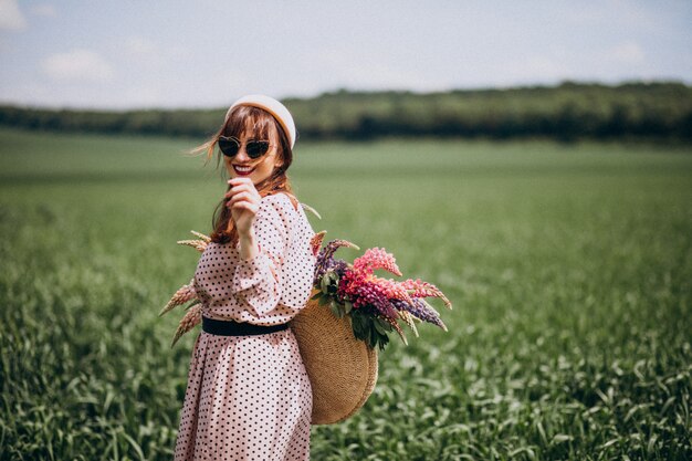 Mujer caminando en un campo con lupinos