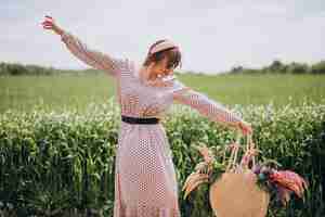 Foto gratuita mujer caminando en un campo con lupinos