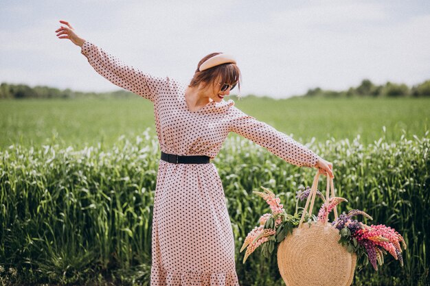 Mujer caminando en un campo con lupinos