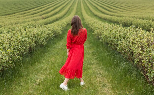 Mujer caminando en campo