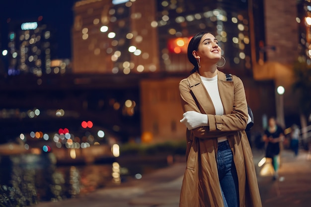 mujer caminando cerca del río chicago