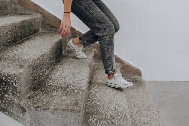 Mujer caminando por las escaleras