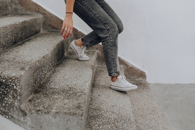 Mujer caminando por las escaleras