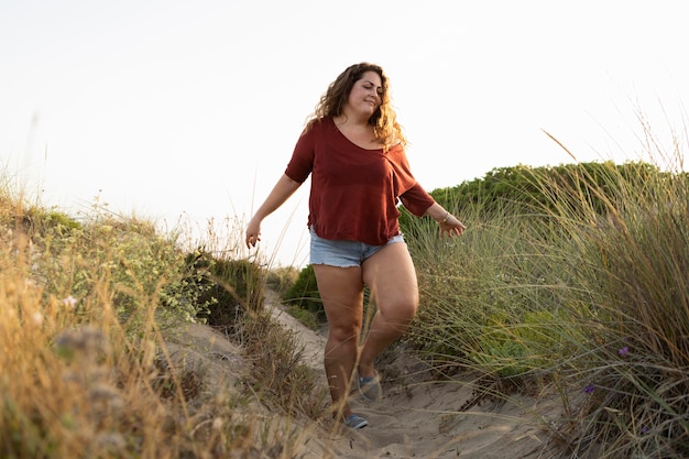 Mujer caminando en la naturaleza al aire libre