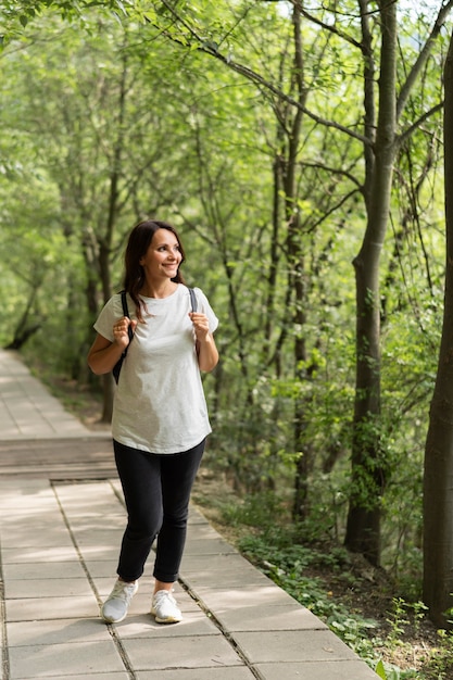 Foto gratuita mujer caminando en la naturaleza