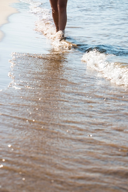 Mujer, caminando, en, ondas