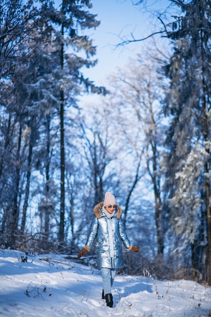 Mujer caminando en el parque de invierno