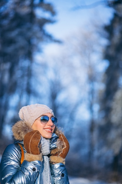 Mujer caminando en el parque de invierno