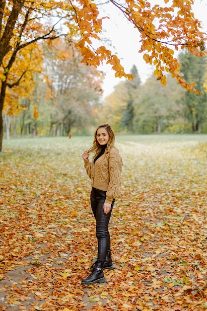 Mujer caminando en el parque otoño