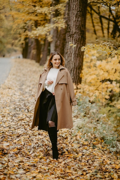 Mujer caminando en el parque otoño