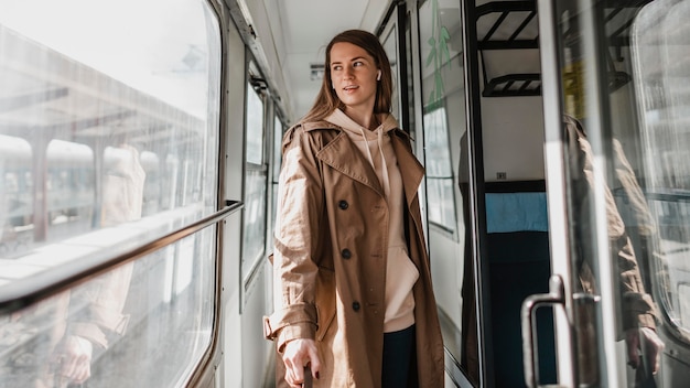 Mujer caminando por el pasillo del tren