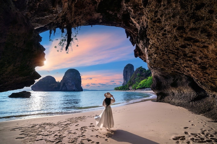 Foto gratuito mujer caminando por la playa de railay, krabi en tailandia.