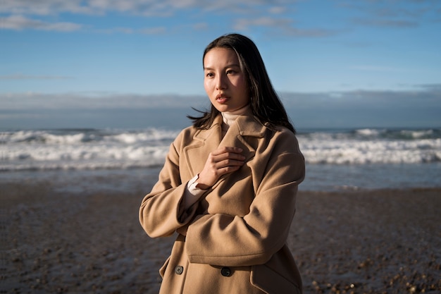 Foto gratuita mujer caminando en la playa tiro medio