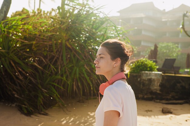 Mujer caminando por la playa