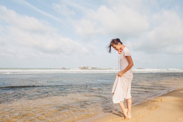 Mujer caminando por la playa