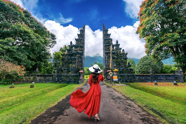 Mujer caminando por la puerta de entrada grande, Bali en Indonesia