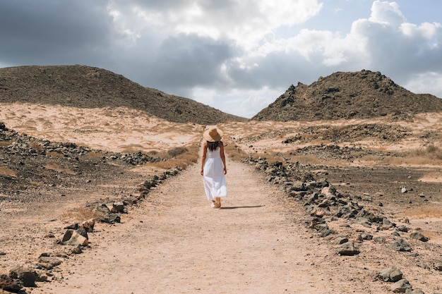 Mujer en camino seco en las montañas