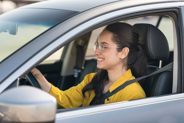 Mujer en camisa amarilla conduciendo