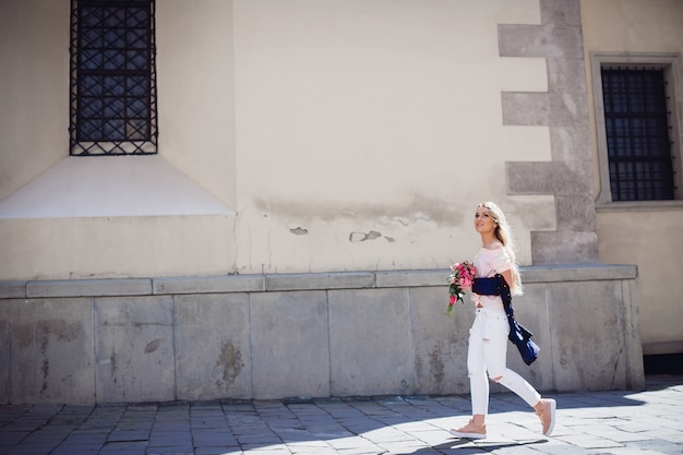 Mujer en camisa azul camina por la calle