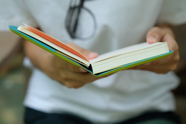 Mujer en camisa blanca celebración de libro para leer, concepto de negocio. Idea de negocio