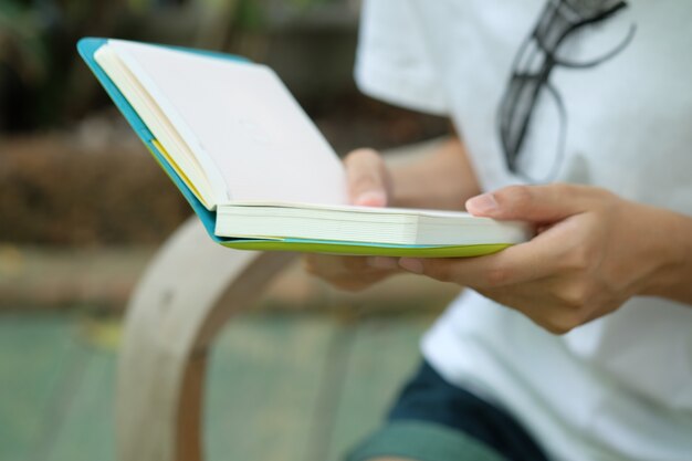 Mujer en camisa blanca celebración de libro para leer, concepto de negocio. Idea de negocio