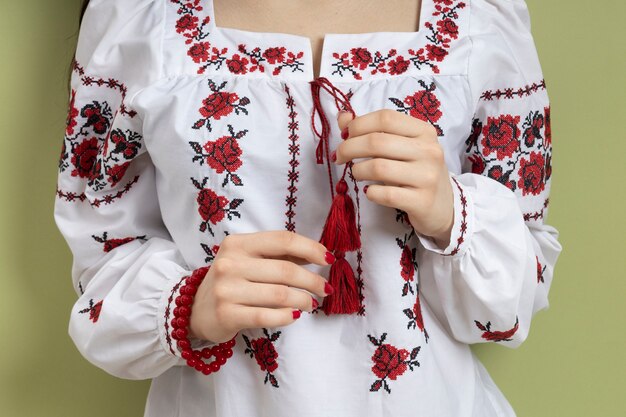 Mujer con camisa bordada tradicional