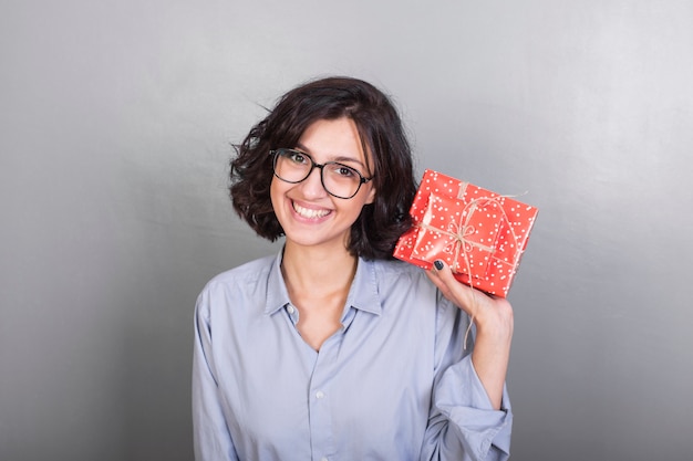 Mujer en camisa con caja de regalo