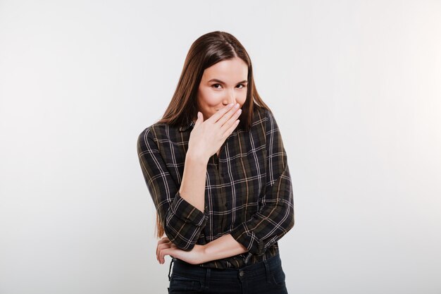 Mujer en camisa cubriendo su boca