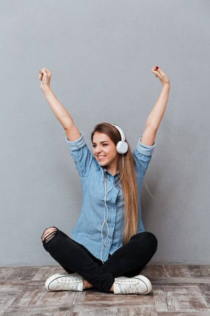 Mujer en camisa escuchando música