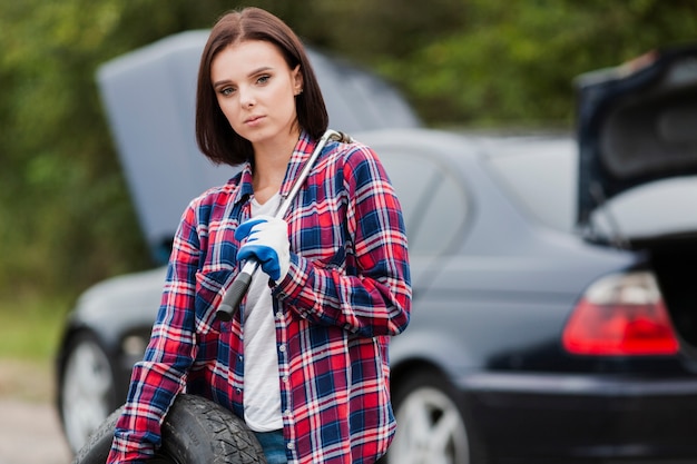 Mujer en camisa de franela con llave