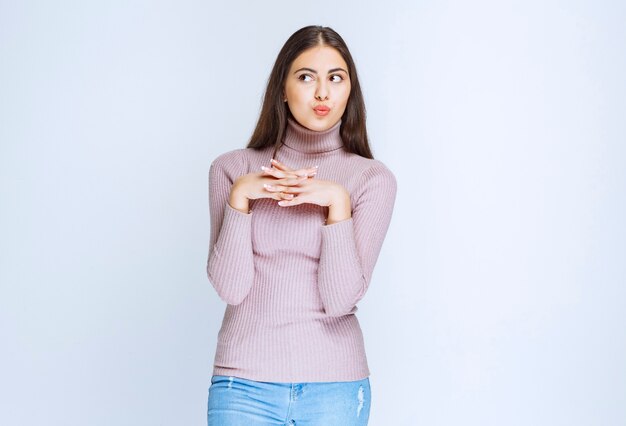 mujer en camisa morada dando poses neutrales.