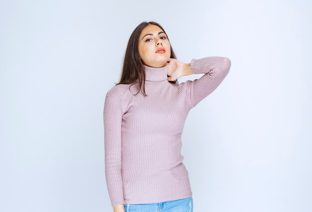 mujer en camisa morada dando poses relajadas y atractivas.