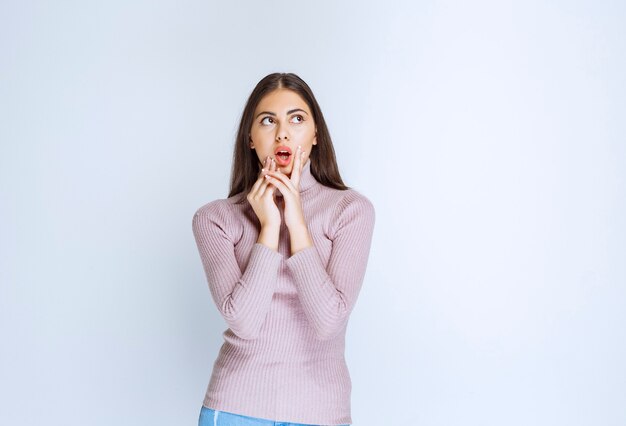 mujer con camisa morada sacando la lengua.