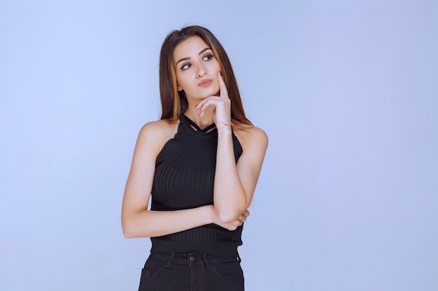 Foto gratuita mujer en camisa negra sonriendo.