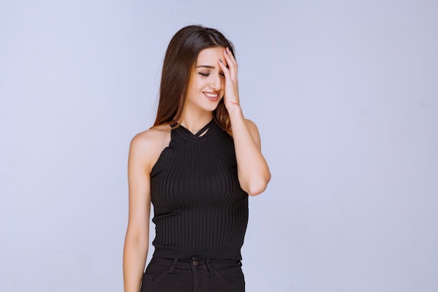 Mujer en camisa negra sonriendo.