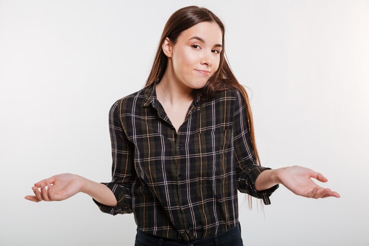 Foto gratuito mujer en camisa no entiende