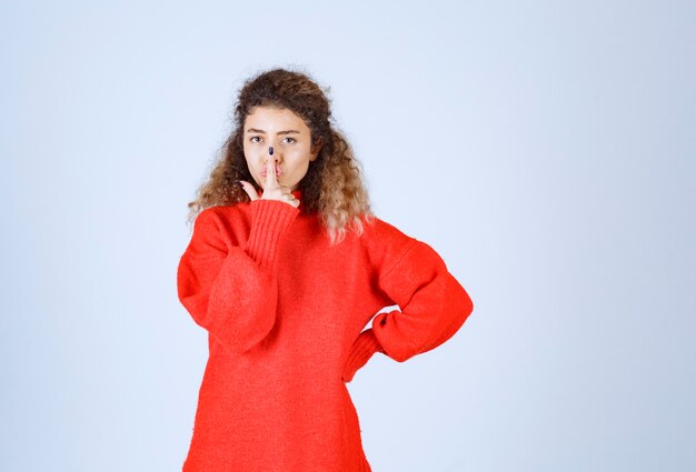 mujer con camisa roja parece pesimista o triste.