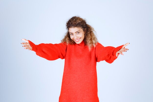 mujer en camisa roja que sopla amor a su multitud.