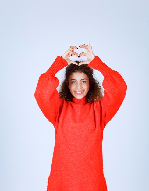 mujer en camisa roja que sopla amor a su multitud.